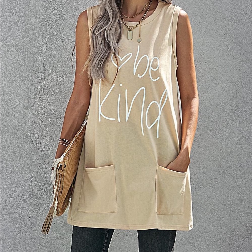 Super cute!! “Be Kind” long tank with pockets